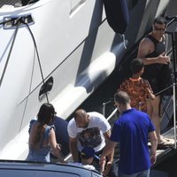 Amigos y familiares montandose en el yate de Cristiano Ronaldo en Marbella
