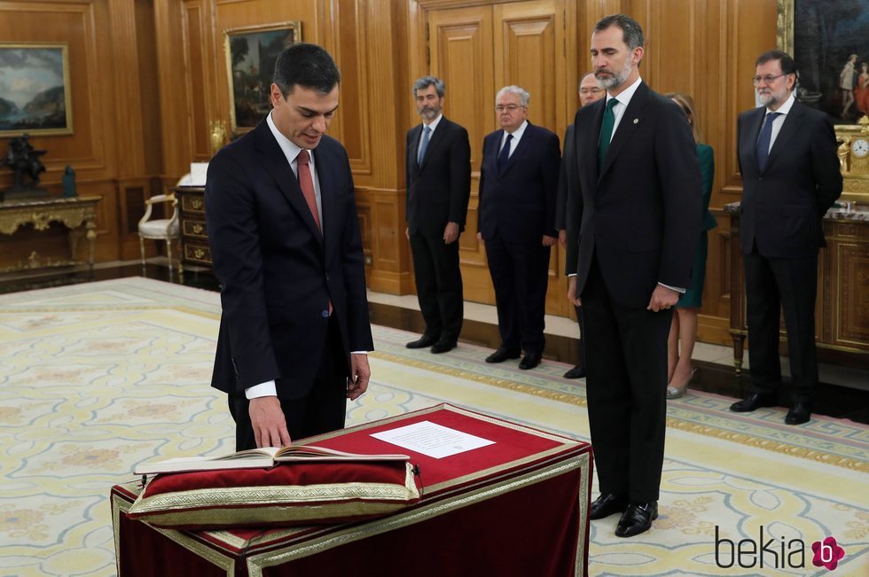 Pedro Sánchez promete su cargo como presidente del Gobierno ante el Rey Felipe