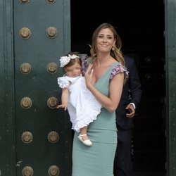 Elisabeth Reyes saliendo de la iglesia con su hija Adriana