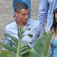 Cristiano Ronaldo mirando a Georgina Rodríguez durante sus vacaciones en Marbella
