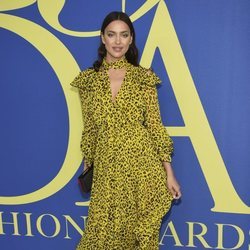 Irina Shayk en la alfombra roja de los CFDA Fashion Awards 2018