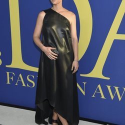 Claire Danes en la alfombra roja de los CFDA Fashion Awards 2018