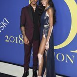 Winnie Harlow y Lewis Hamilton en la alfombra roja de los CFDA Fashion Awards 2018