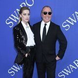 Amber Heard y Michael Kors en la alfombra roja de los CFDA Fashion Awards 2018