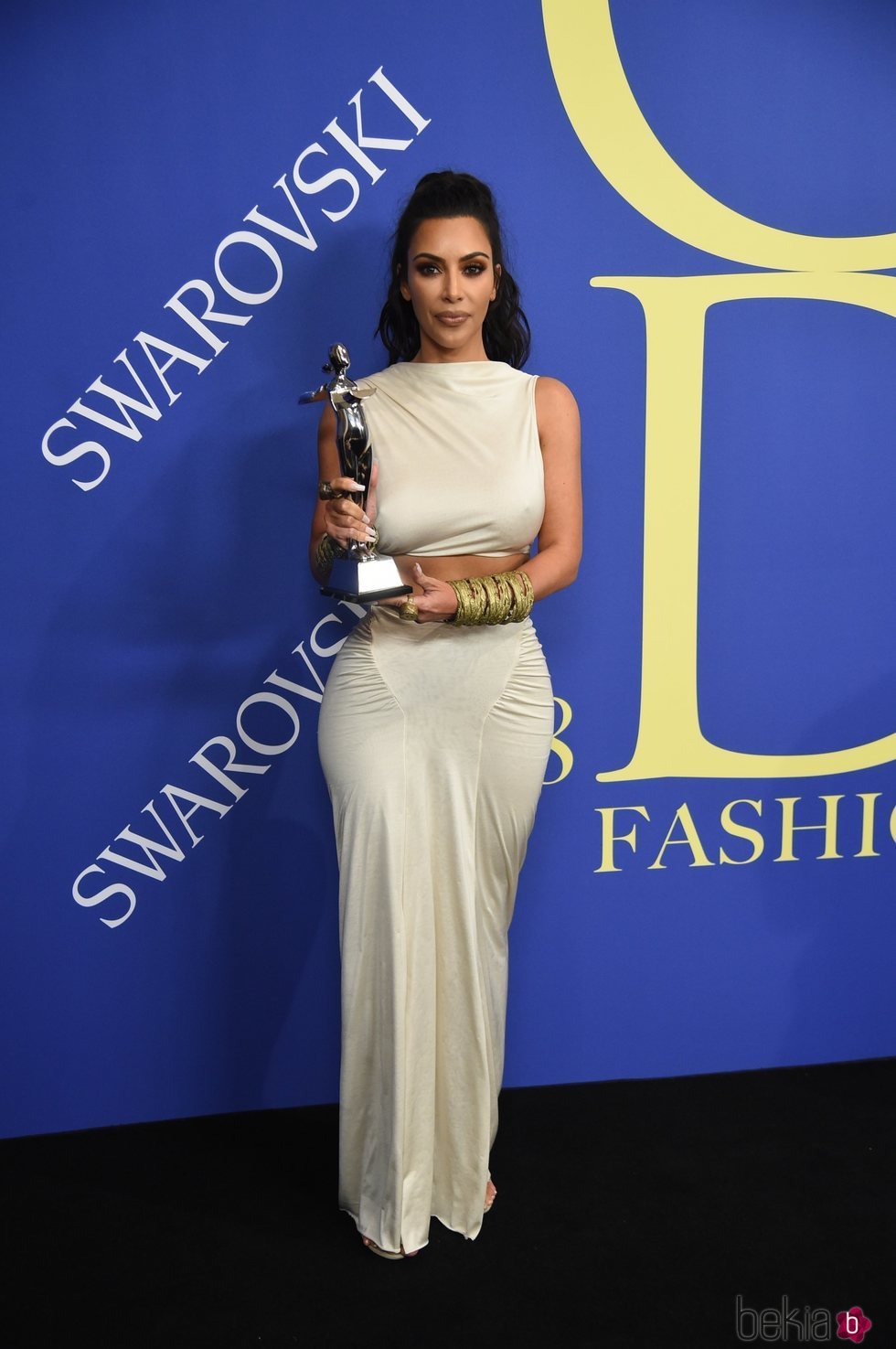 Kim Kardashian con el Premio Influencer CFDA