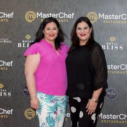 Las gemelas de 'MasterChef', Virginia y Raquel, en la inauguración del restaurante del programa en Madrid