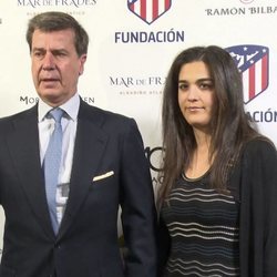 Cayetano Martínez de Irujo con su novia en un evento