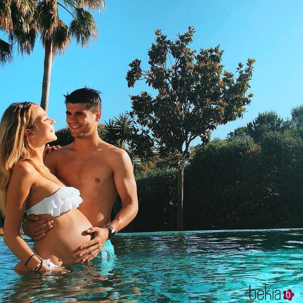 Álvaro Morata y Alice Campello dándose un chapuzón en la piscina días antes de ser padres