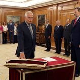 Josep Borrell prometiendo su cargo de Ministro de Exteriores ante el Rey Felipe