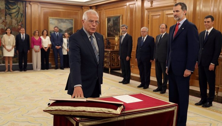 Josep Borrell prometiendo su cargo de Ministro de Exteriores ante el Rey Felipe