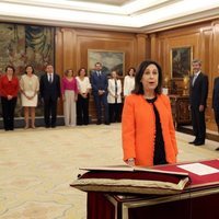 Margarita Robles prometiendo su cargo de Ministra de Defensa ante el Rey Felipe
