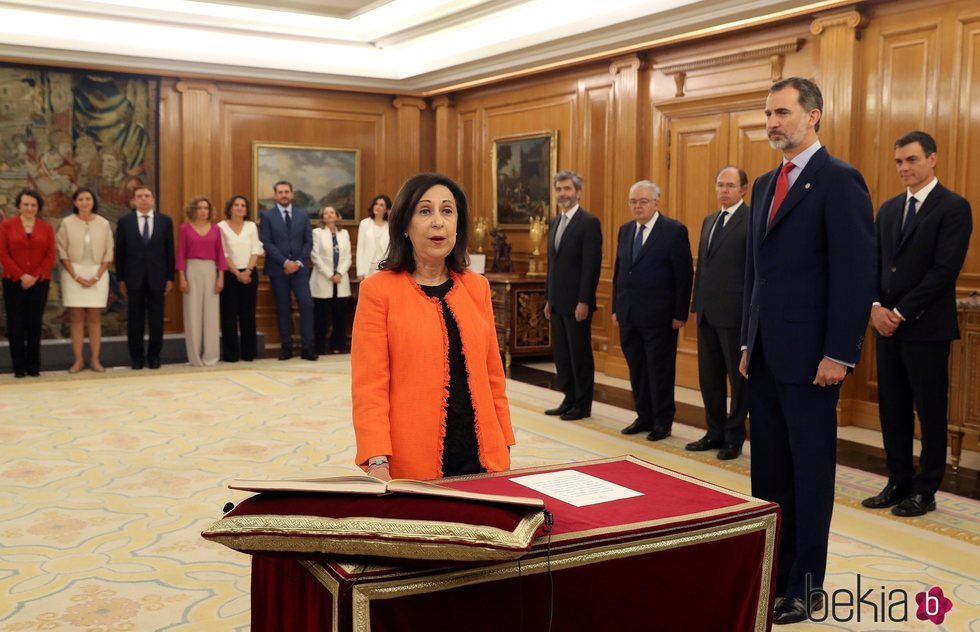 Margarita Robles prometiendo su cargo de Ministra de Defensa ante el Rey Felipe