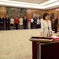 Carmen Calvo prometiendo su cargo de Vicepresidenta y Ministra de Igualdad ante el Rey Felipe