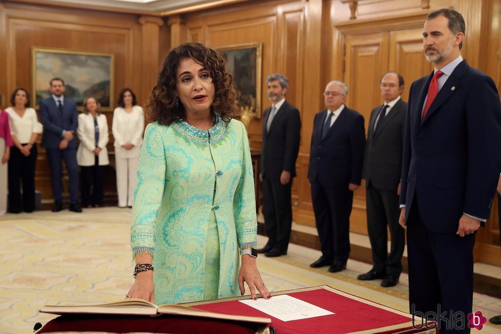 María Jesús Montero prometiendo su cargo de Ministra de Hacienda ante el Rey Felipe