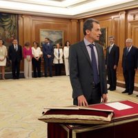Pedro Duque prometiendo su cargo de Ministro de Ciencia, Innovación y Universidades ante el Rey Felipe