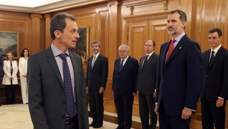 Pedro Duque prometiendo su cargo de Ministro de Ciencia, Innovación y Universidades ante el Rey Felipe