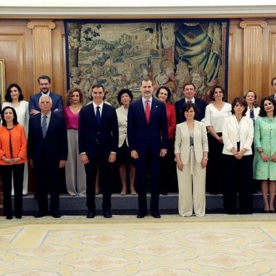 Pedro Sánchez, el Rey Felipe y el Consejo de Ministros tras prometer sus cargos