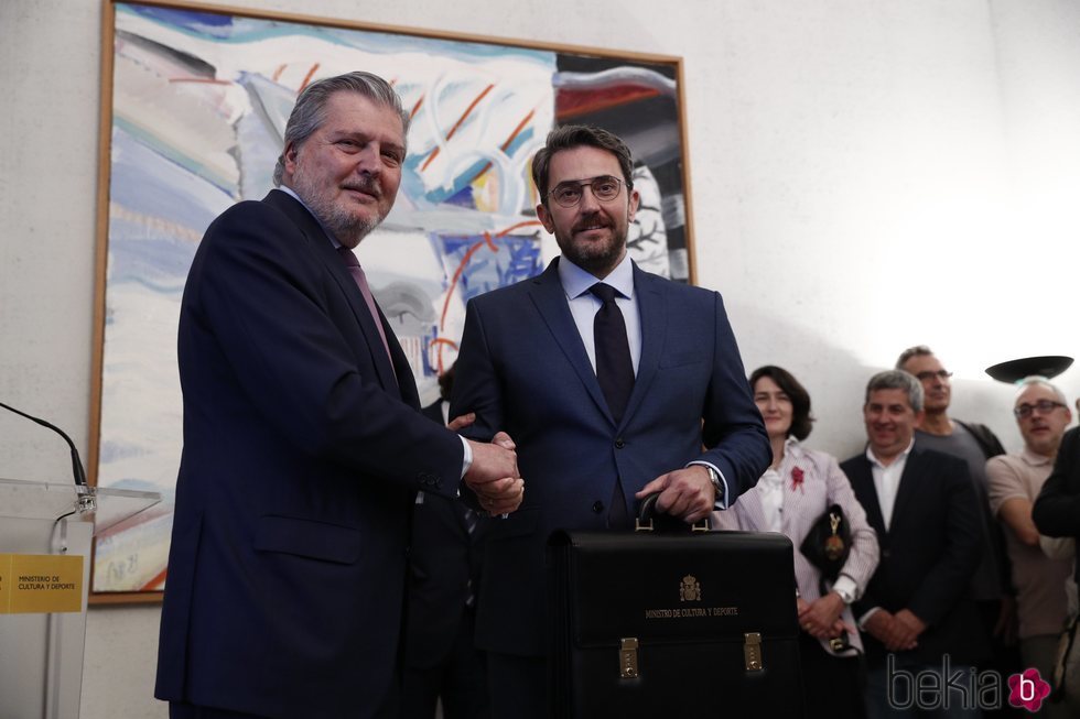 Màxim Huerta recibe la cartera de Ministro de Cultura y Deportes de la mano de Íñigo Méndez de Vigo