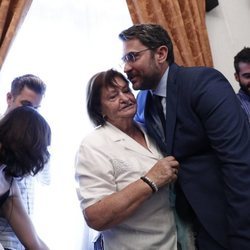 Màxim Huerta besa con cariño a su madre tras su primer discurso como Ministro de Cultura y Deportes