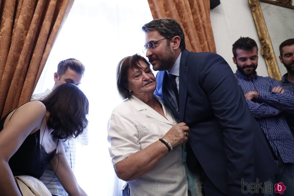 Màxim Huerta besa con cariño a su madre tras su primer discurso como Ministro de Cultura y Deportes