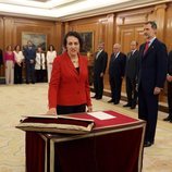 Magdalena Valerio prometiendo su cargo de Ministra de Trabajo ante el Rey Felipe