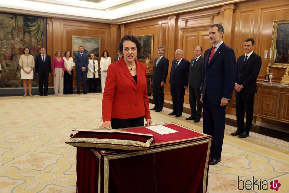 Magdalena Valerio prometiendo su cargo de Ministra de Trabajo ante el Rey Felipe