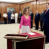 Meritxell Batet prometiendo su cargo de Ministra de Política Territorial y Función Pública ante el Rey Felipe