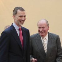 El Rey Felipe y el Rey Juan Carlos bromeando en la reunión del Patronato de la Fundación Cotec