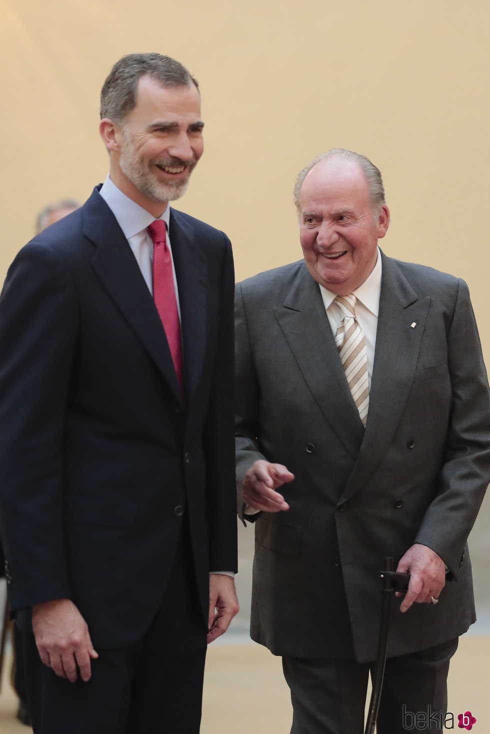 El Rey Felipe y el Rey Juan Carlos bromeando en la reunión del Patronato de la Fundación Cotec