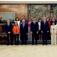 El Rey Felipe con Pedro Sánchez y sus ministras y ministros