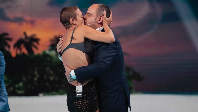 María Jesús Ruiz dando un apasionado beso a Julio Ruz en la gala 13 de 'Supervivientes 2018'