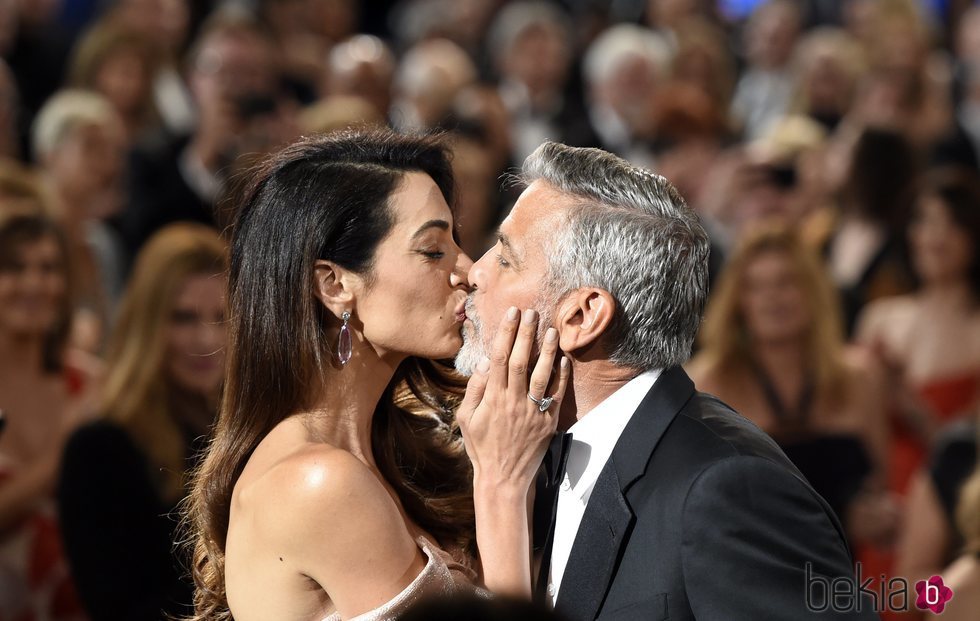 Amal Alamuddin y George Clooney besándose en los Premios AFI 2018