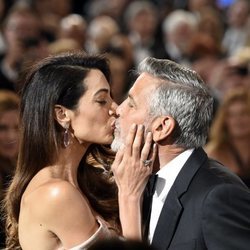 Amal Alamuddin y George Clooney besándose en los Premios AFI 2018