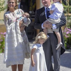 Magdalena de Suecia y Chris O'Neill con sus hijos Leonor, Nicolás y Adrienne en el bautizo de Adrienne de Suecia