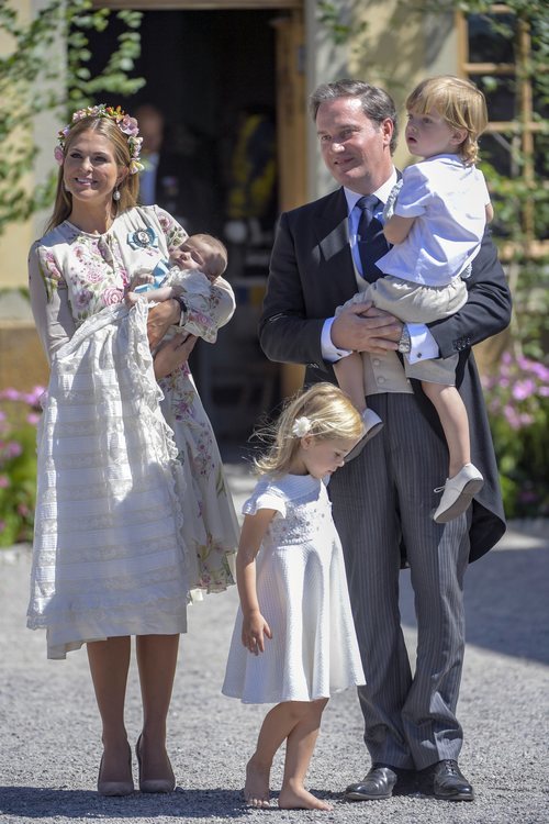 Magdalena de Suecia y Chris O'Neill con sus hijos Leonor, Nicolás y Adrienne en el bautizo de Adrienne de Suecia