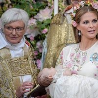 Magdalena de Suecia sostiene a su hija Adrienne de Suecia en su bautizo