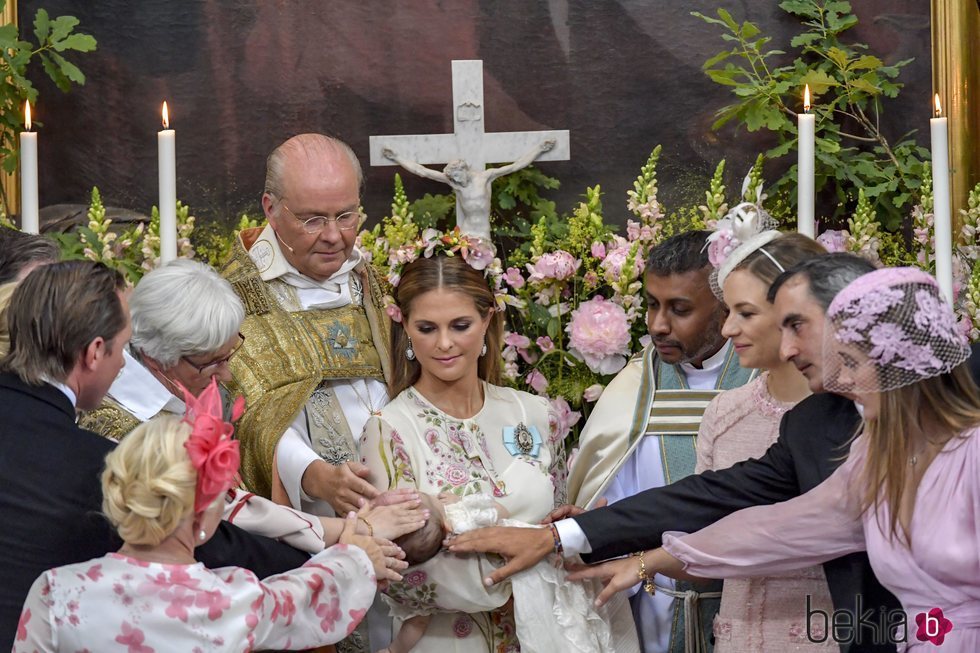 Adrienne de Suecia con Magdalena de Suecia y sus padrinos en su bautizo