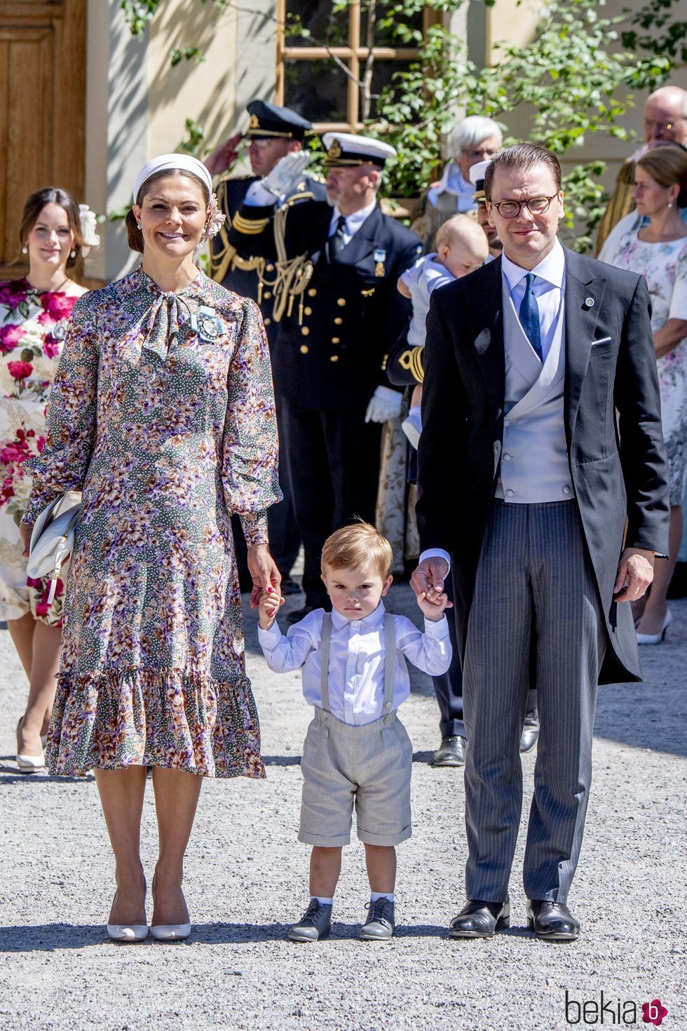 Victoria y Daniel de Suecia con su hijo Oscar en el bautizo de Adrienne de Suecia
