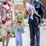 Carlos Felipe de Suecia y Sofia Hellqvist con sus hijos Alejandro y Gabriel en el bautizo de Adrienne de Suecia