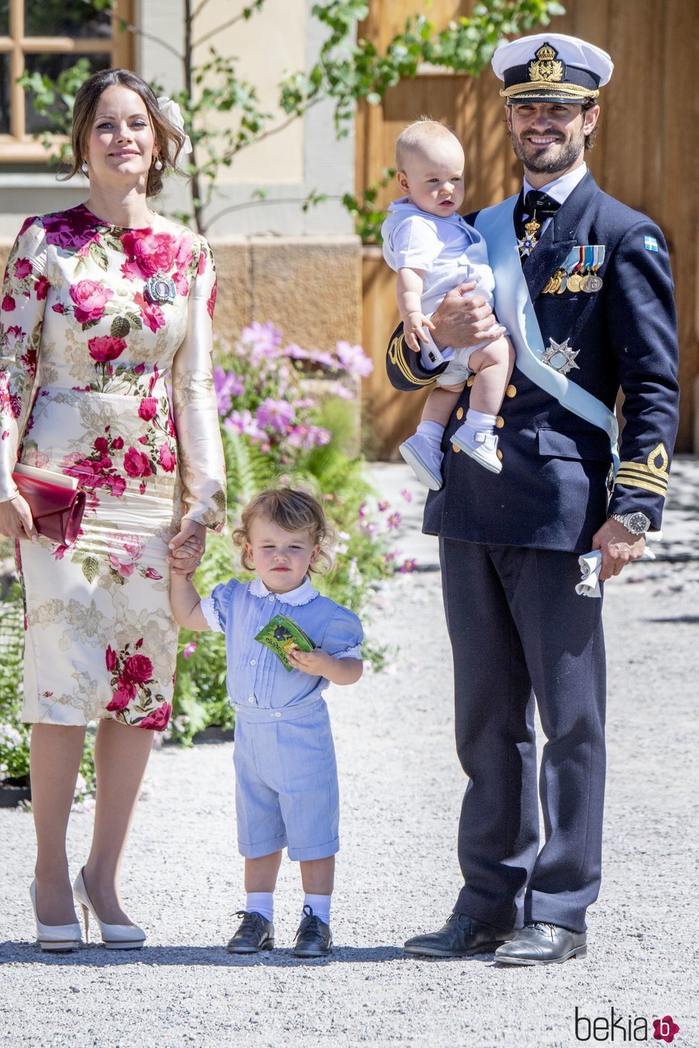 Carlos Felipe de Suecia y Sofia Hellqvist con sus hijos Alejandro y Gabriel en el bautizo de Adrienne de Suecia