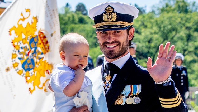 Carlos Felipe de Suecia y su hijo Gabriel en el bautizo de Adrienne de Suecia