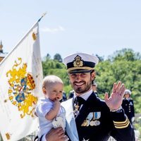 Carlos Felipe de Suecia y su hijo Gabriel en el bautizo de Adrienne de Suecia