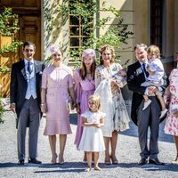 Adrienne de Suecia con sus padres, hermanos y padrinos en su bautizo