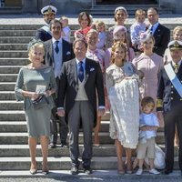 Adrienne de Suecia con sus padres, hermanos, abuelos, tíos, primos y padrinos en su bautizo
