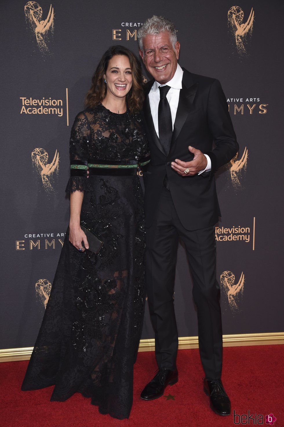 Asia Argento y Anthony Bourdain en los Creative Arts Emmy Awards 2017