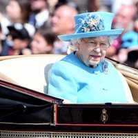 La Reinal Isabel de Inglaterra en su carroza durante el Trooping The Colour 2018