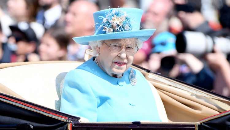 La Reinal Isabel de Inglaterra en su carroza durante el Trooping The Colour 2018