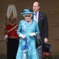 La Reina Isabel de Inglaterra con gafas de sol en la Garden Party del Palacio de Buckingham 2018