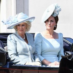 Camilla Parker y Kate Middleton en su carroza durante el Trooping The Colour 2018