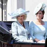 Camilla Parker y Kate Middleton en su carroza durante el Trooping The Colour 2018